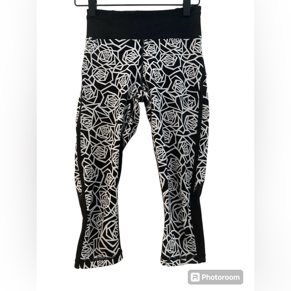 lululemon athletica Pants - Lululemon Women's Crop Legging Size 2 Black & White